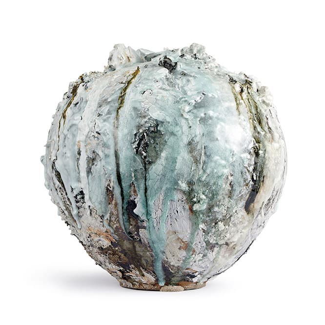 平井 明子, イギリス『The Moon Jar "life of..."』せっ器、磁器、木灰、白長石釉、600 x 600 x 600 mm 2018年 満月壺の形状に様々な素材を重ねていくことで、陶器の表面に凸凹を生み出す。