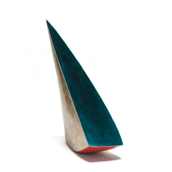 西川 雅典, 日本『Form of the wind』漆、リネン 生地 、和紙 、錫粉 、白金粉 、240 x 520 x 850mm 2018年 麻布を漆で貼り重ねて素地を得る“乾漆（かんしつ）”という日本の伝統技術を用いて、現代的な立体造形を製作する。