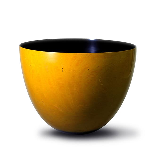 中田 真祐, 日本『Flame』漆、 アルミニウム粉、リネン、ジュート、和紙、520 x 520 x 420 mm2018年　線堀した文様に漆を充填する、タイやミャンマーに古くから伝わる漆の技法“蒟醤 (きんま) ”。これを進化させ、より深く彫ることで現代的なデザインへとアップデートする。