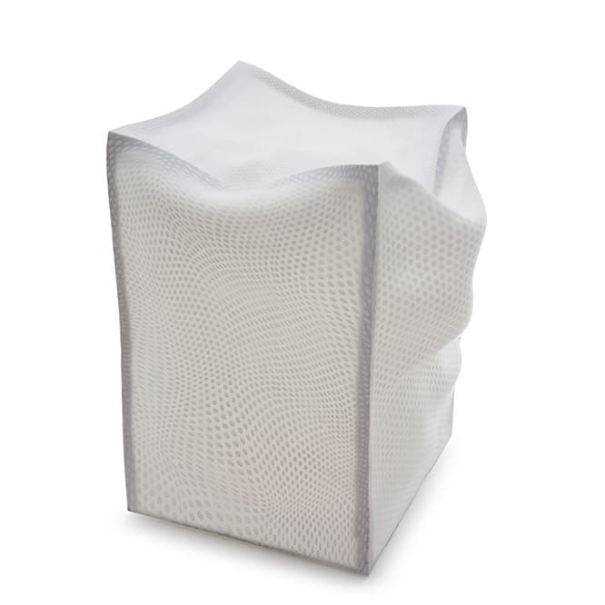 藤掛 幸智, 日本 『Vestige』ガラス、460 x 450 x 550mm 2018年 ガラスを崩れる手前まで焼き込んだ危うさが美しい。作品の全体には規則的なドットがデザインされている。
