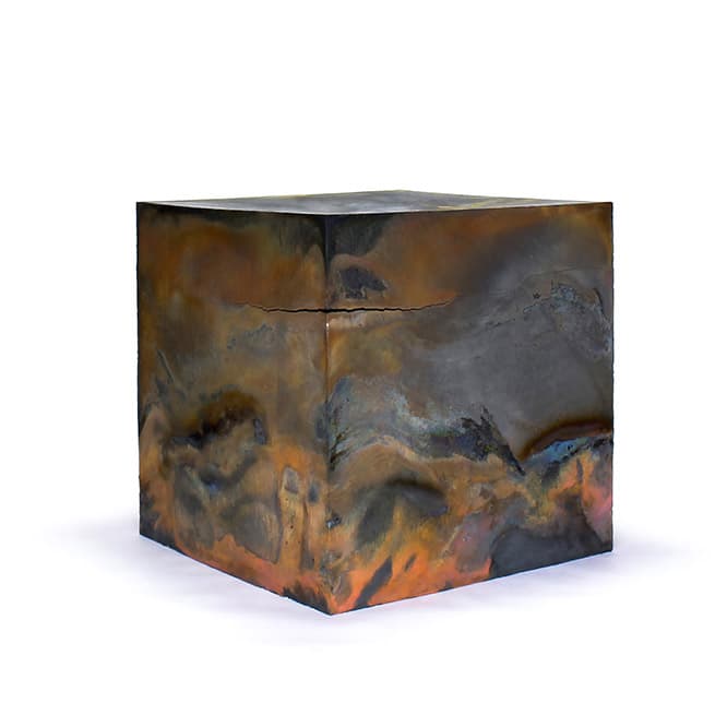 橋本智成, 日本『rain box』せっ器、釉薬、酸化金属、615 x 615 x 615 mm 2018年　金属を配合した粘土を何層も重ねて作り出した巨大な物体に、酸化金属の釉薬を施した作品。