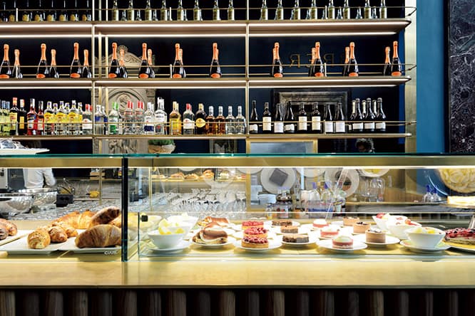 料理には展示作品とリンクしたメニューも。
