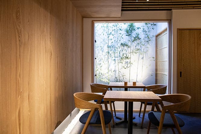 店の一画にアトリエを作り、店奥にあるカフェで作りたてを提供するわらび餅専門店。