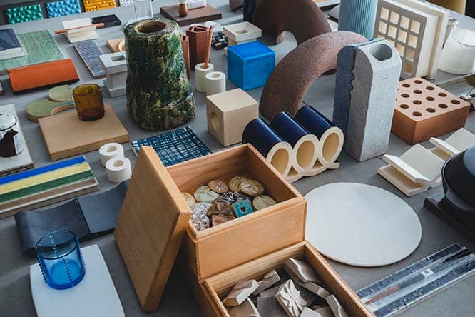 通常の建材のタイルが均質なのに対し、〈TAJIMI CUSTOM TILES〉は多様な表現が可能。すべて『TILE KIOSK』で販売されている。