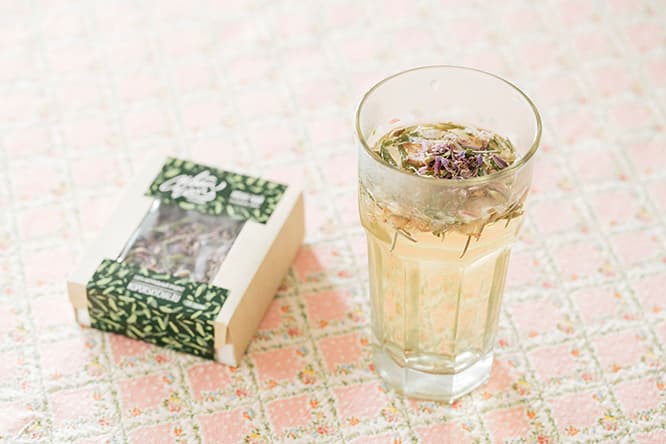 ロシアで有名なハーブティー《イワンチャイ》。680円。
