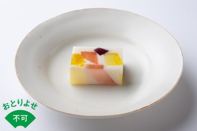 白餡×フルーツの甘酸っぱい〈フルーツの羊羹〉1箱1,730円（税込み）。散りばめられたフルーツ羹は、黄色が甘夏羹、ピンクがすもも羹、紫がぶどう羹。