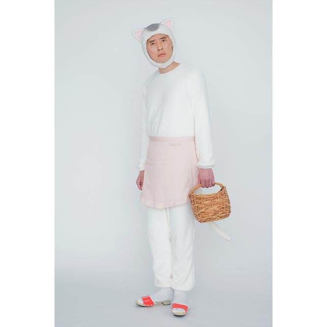 長身の松重豊が“化けた”猫村ねこの全身ポートレート。原作との違いはサンダルだけ!?　©テレビ東京