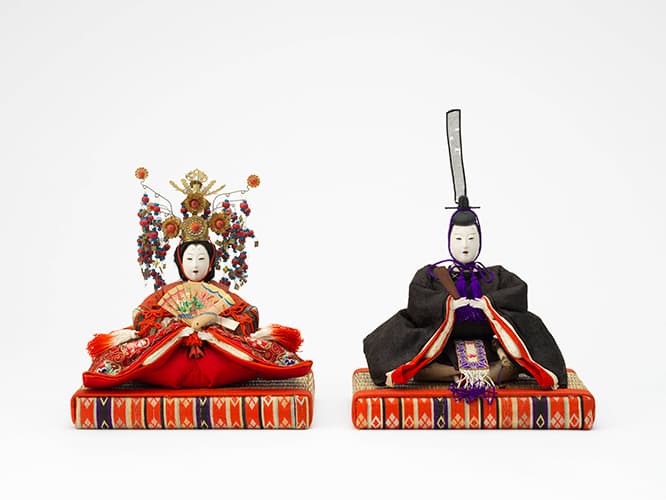 《男雛・女雛》京都・丸平大木人形店製　日本・明治時代　19世紀　株式会社虎屋蔵。明治年間（1764〜72）創業の京都の老舗人形店である丸平太大人形店製の雛人形。切れ長の目が涼やかな、気品高い面差しの内裏雛一対だ。