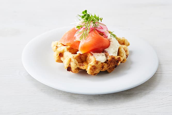 「ワッフル プレート／オニオン、サーモン、クリームチーズ」900円