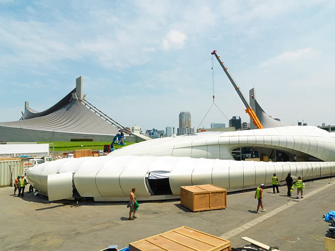 〈国立代々木競技場〉の隣に出現した『モバイルアート』の特設パビリオン。UFOあるいは未知の生物のような建物はザハ・ハディドのデザイン。　photo_Yoshiaki Tsutsui