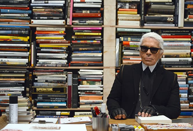 2014年にドイツ〈フォルクヴァンク美術館〉で行われた『Karl Lagerfeld - Parallel Contrasts』展では、本に埋め尽くされたカールのスタジオを再現。　picture alliance/アフロ