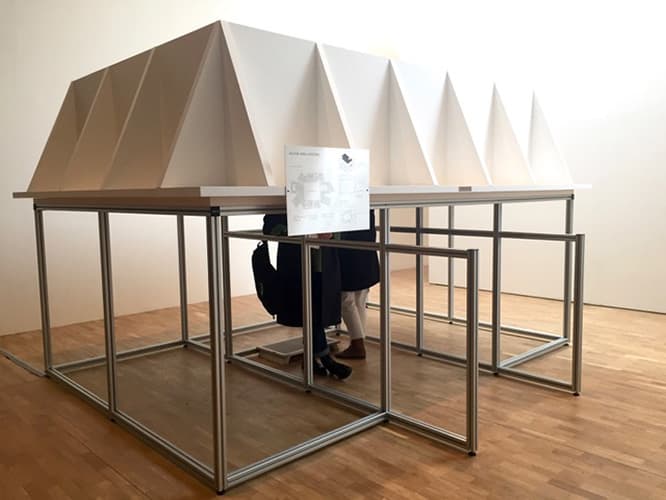 デイヴィッド・コーンとサイモン・フジワラの《サルバトール・ムンディ》をテーマパーク的に展示する展示館の模型。中に入って覗くと？