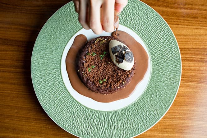 仕上げに、目の前で熱々のソースがかけられる、スペシャリテ「ショコラ・ロワイヤル」2,300円。