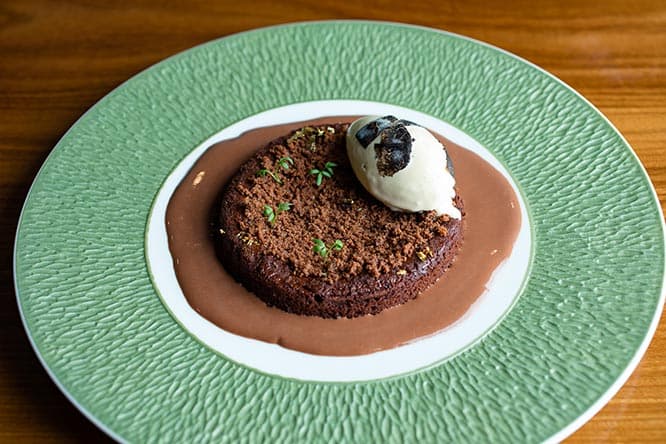 中には赤ワインとベリーのソース。上にトリュフとバニラのアイスクリームが添えられ、冷や熱を楽しむ。ソムリエ、信一のアドバイス通り、フルボディの赤ワインにも合う。