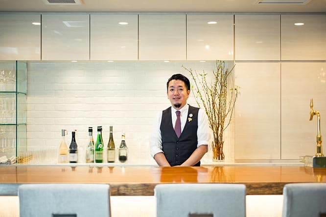 オーナーソムリエ、延命寺信一。1981年、神戸生まれ。1戦1勝のプロボクサーから飲食業に転身。中目黒〈スキャット〉で4年間ソムリエを務めた後、2019年9月に独立。
