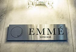 〈EMMÉ&nbsp;WINE BAR（エンメ ワインバー）〉