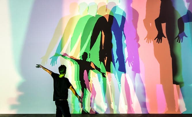 《Your uncertain shadow (colour)》 © 2010 Olafur Eliasson　 5つのスポット照明が床に置かれた部屋に入ると、自分の身体のかたちが多色の影となって壁面に投影されるインタラクティヴな作品。