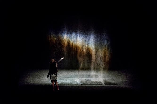 オラファー・エリアソンの最初期の代表作《Beauty》（1993年）　Installation view: Moderna Museet, Stockholm 2015　photo_Anders Sune Berg
Courtesy of the artist; neugerriemschneider, Berlin; Tanya Bonakdar Gallery, New York / Los Angeles  © 1993 Olafur Eliasson