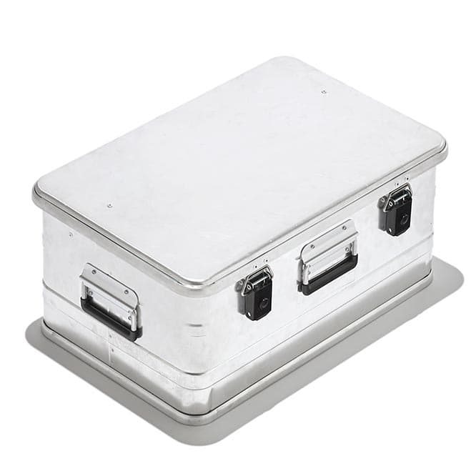 HUNERSDORFF　ALUMINIUM PROFI BOX 47L　W582×D385×H277mm

ヒューナースドルフ／アルミニウムプロフィーボックス47L　航空貨物輸送にも採用されていたアルミニウムボックス。収納としてはもちろん、ローテーブルとして使えばクールなインテリアアイテムに。22,000円（ディテール TEL 03 5724 7012）。