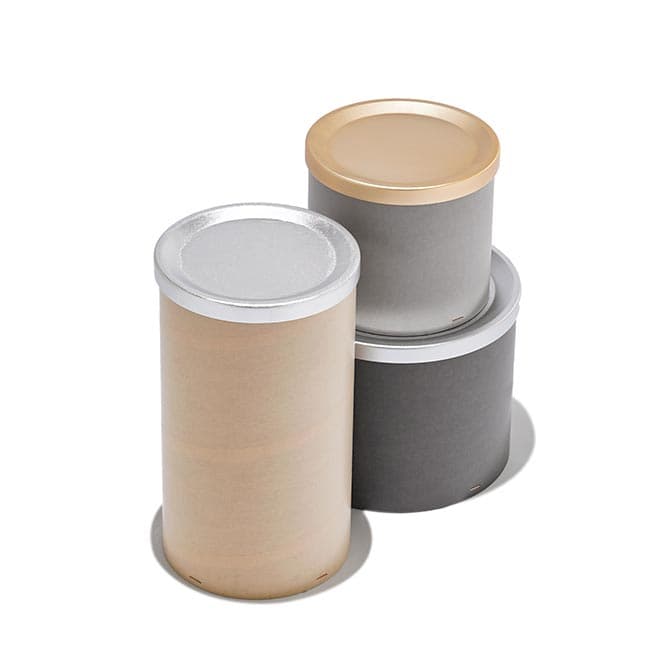 THINK OF THINGS　HAT BOX TABLE　left: φ323×H550mm right /upper: φ323×H280mm down: φ423×H335mm

シンク オブ シングス／ハットボックステーブル　紙管にアルミニウム製のトレーを載せたサイドテーブルにも使えるボックス。家具に収納機能をプラス。左21,300円、右上19,800円、右下23,800円（シンク オブ シングス TEL 03 6447 1113）。