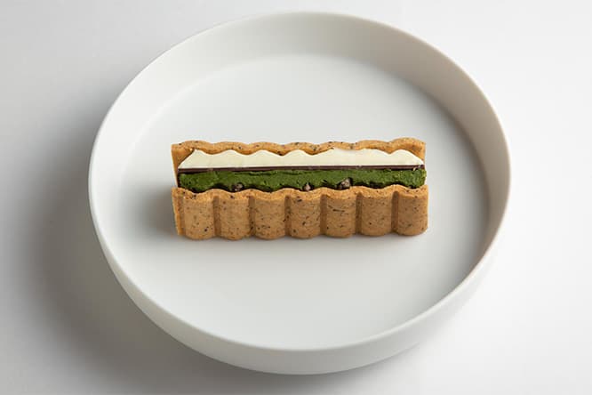 クッキー生地に胡麻を用いた風味豊かで和の趣の「抹茶」。550円。