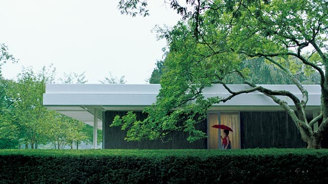 Miller House by Eero Saarinen,Alexander Girard　エーロ・サーリネン設計の〈ミラー・ハウス〉（1957年）。庭の設計にはダン・カイリーも参加。