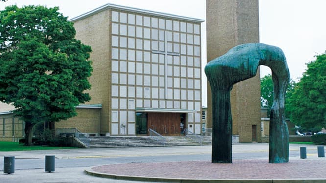 First Christian Church by Gottlieb Eliel Saarinen　エーロの父、エリエル・サーリネン設計の〈ファースト・クリスチャン教会〉（1942年）。
