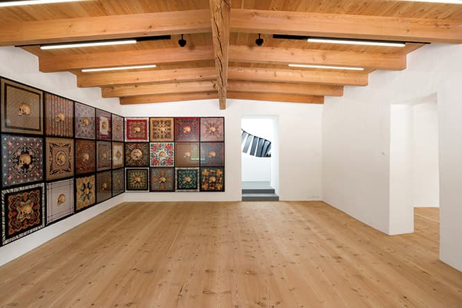 木と漆喰の展示室にはゾフィア・クリクの作品を展示。
