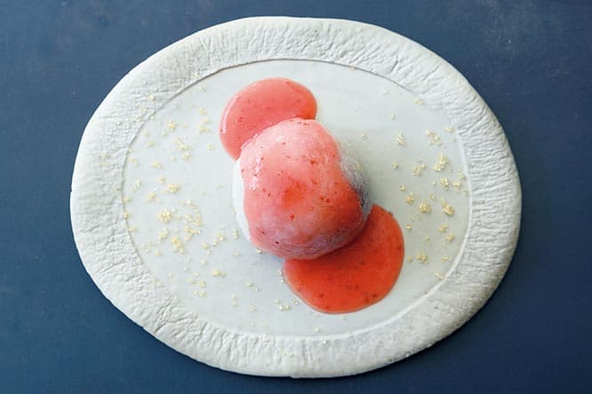 〈菓子屋ここのつ〉の「ここのつ的苺餅」500円。ほかに、茶ちりめんむすび、ほうじ茶いなりなど、お茶にちなんだ軽食もある。