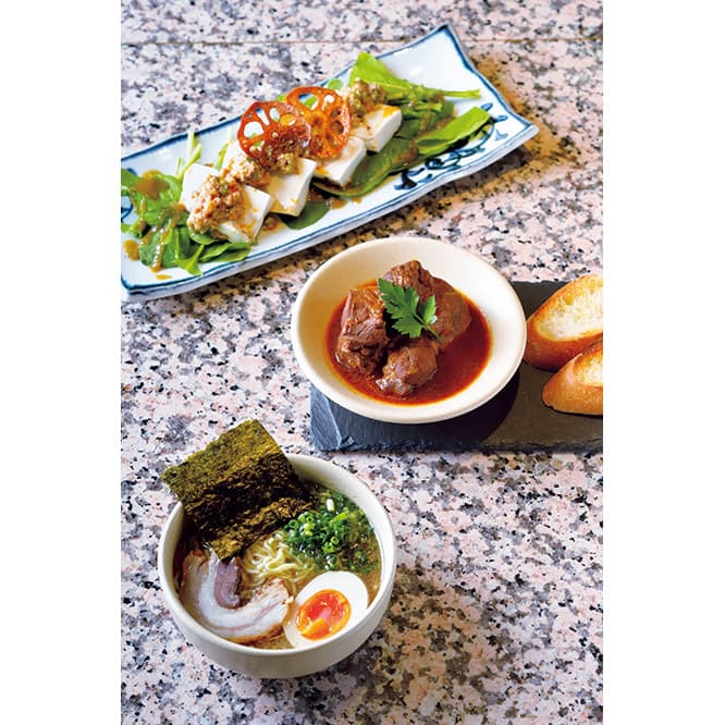 羊肉の肉味噌豆腐のピリ辛サラダ（1,000円）、ラムシャンクのカレー煮込み（1,300円）、羊骨白湯叉焼麵（900円）。
