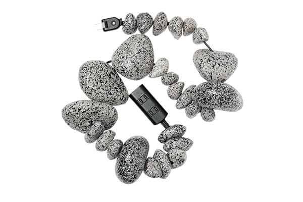  BLESS   ファッション界を拠点としつつ日常の斬新なプロダクトもリリースしてますとか。CHARGER CABLE 24,000円、MULTIPLUG ARTIFICIAL STONE 39,000円、USB STICK各28,000円（シボネ青山 TEL 03 3475 8017）。