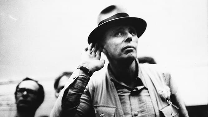 ヨーゼフ・ボイス  1921年ドイツ生まれ。20代でシュタイナーに傾倒し、ドローイングなどを描き始める。その後の活動はフルクサス参加、自由国際大学開設、「緑の党」結党など多岐にわたるが、一貫して自由に生きることを訴えた。