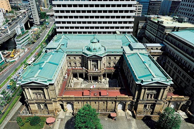 1. ちぐはぐさが微笑ましい、日本初の大型建築【日本銀行本店】
砂場でお城を作る子どものような人間味が出ていて好きです。建設当時はガラス屋根から1階まで光が降り注いでいたそう。金吾は宗教建築の手法を使ったんじゃないでしょうか。せっかく立派なドームなのになぜか奥にあり、目立たないのも矛盾しています…。写真提供：日本銀行