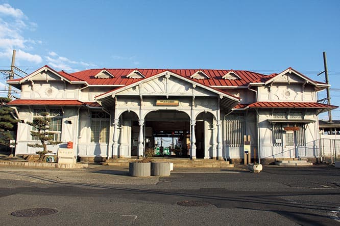 3. 珍しく素朴で、好感が持てる【浜寺公園駅 旧駅舎】
当時とても賑わったリゾート地の最寄り駅として建てられたのですが、金吾にとっては縁もゆかりもない地域の頼まれ仕事。その上それまでの重厚な大型建築と真逆のコンセプトです。だからなのか、構えすぎない普段着の金吾が表れていて一番好感が持てます。