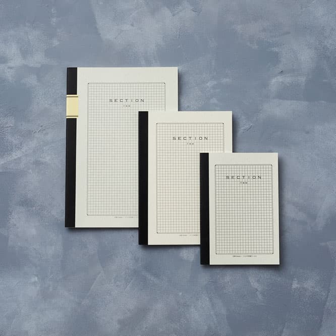 （左から）《A4方眼ノート》：A4大サイズ（212×308mm）、80ページ、649円。《B5方眼ノート》：セミB5サイズ（179×252mm）、60ページ、286円。《A5方眼ノート》：A5サイズ（148×210mm）、60ページ、253円。　ツバメノート TEL 03 3862 8341。