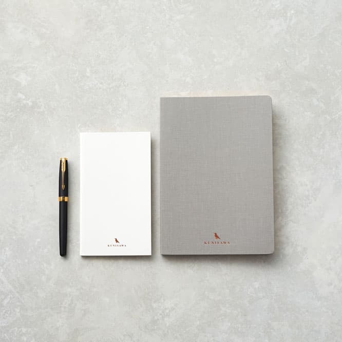 （右から）《FIND NOTE HARD》（ライトグレー）：A5サイズ（148mm×210mm）、192ページ、3,850円。《FIND SMART NOTE》（ホワイト）：95×167mm、40 枚綴り、1,265円。〈パーカー〉の万年筆《ソネット》（マットブラック）27,500円。