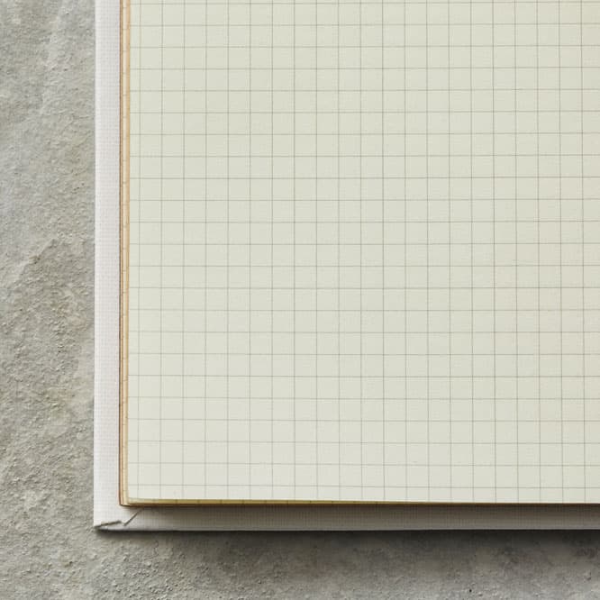 手に持ってメモを取るのに最適な《FIND SMART NOTE》は2.5mmの方眼罫。