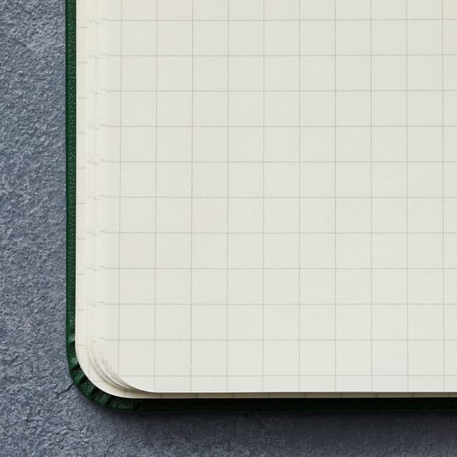 5mmの方眼罫。角に丸みを持たせているのも〈モレスキン〉の特徴のひとつ。