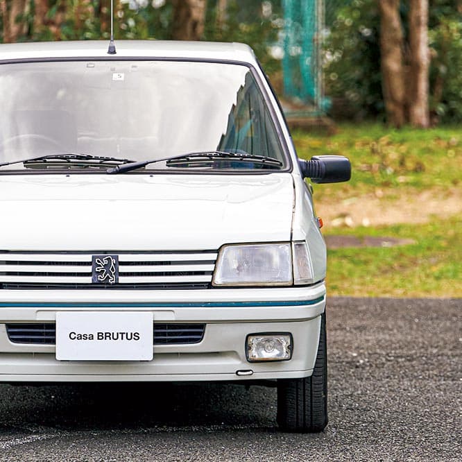 80年代〈プジョー〉は車体と同色の橫3本のバーグリルを採用していた。