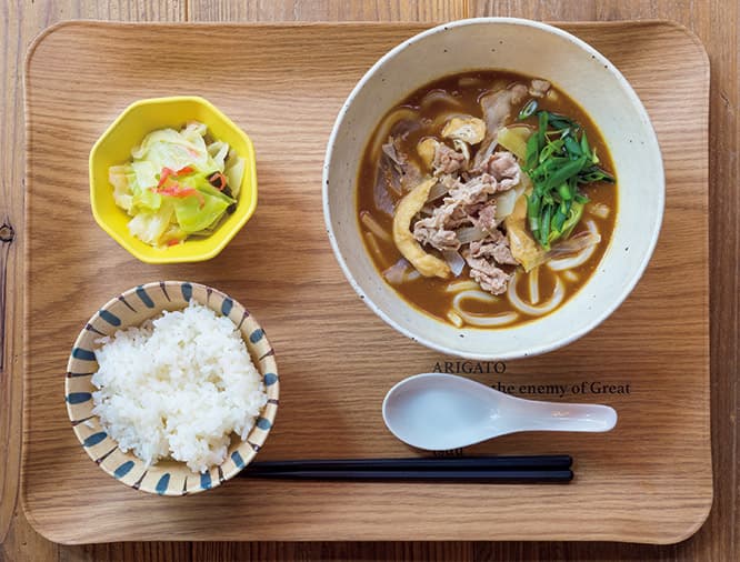取材日のランチメニューは〈ひなや〉の「カレーうどん定食」（900円）。余った出汁にご飯を入れれば二度おいしい特製メニュー。