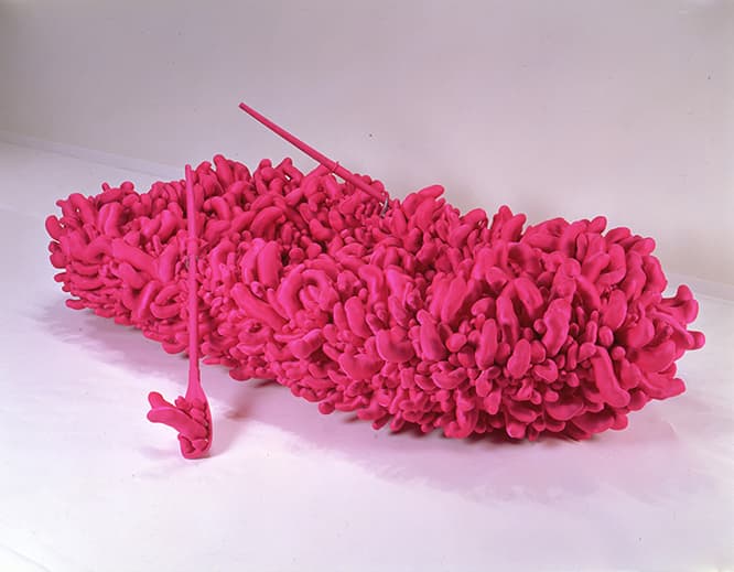 草間彌生 《ピンクボート》 1992年 詰め物入り縫製布、ボート、オウル 90×350×180 cm 所蔵：名古屋市美術館