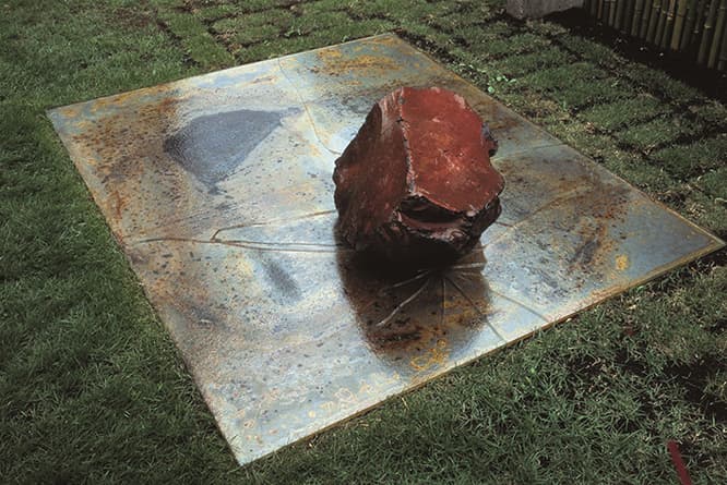 李禹煥 《関係項》 1969/1982年 鉄板、ガラス、石 180×220×40 cm