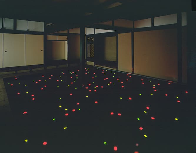 宮島達男 《Sea of Time ’98》 1998年 展示風景：「家プロジェクト『角屋』」ベネッセアートサイト直島（香川）1998年 撮影：上野則宏