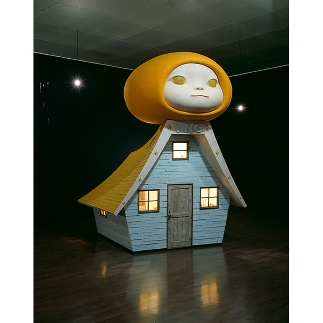 奈良美智 《Voyage of the Moon (Resting Moon) / Voyage of the Moon》 2006年 ミクスト・メディア 476×354×495cm 制作協力：graf 所蔵：金沢21世紀美術館 撮影：中道 淳／ナカサアンドパートナーズ