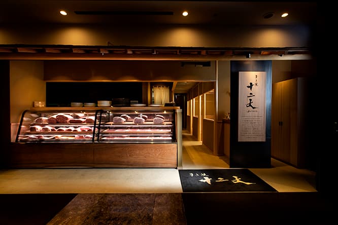 軒の下には肉屋さながらのショーケース。ここから肉が取り出され、料理に仕立てられていく。