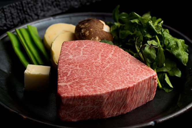 ビフテキコースはシャトーブリアン150g 15,000円、サーロイン200g 14,000円など肉の種類を選ぶ。