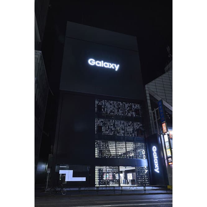 吉岡徳仁が手掛けた〈Galaxy Harajuku〉のファサード。