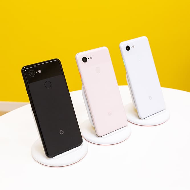 《Google Pixel 3》は3色展開。左からJust Black、Not Pink、Clearly White。