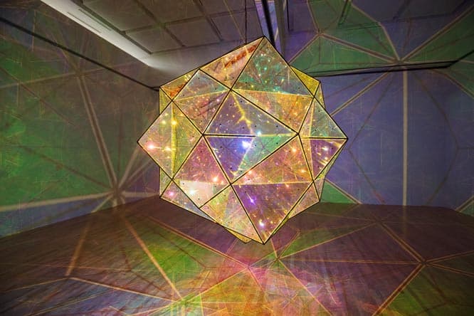 《太陽の中心への探査》2017年。この世界を構築する幾何学や光を通じて、太陽の存在を感じることができる。