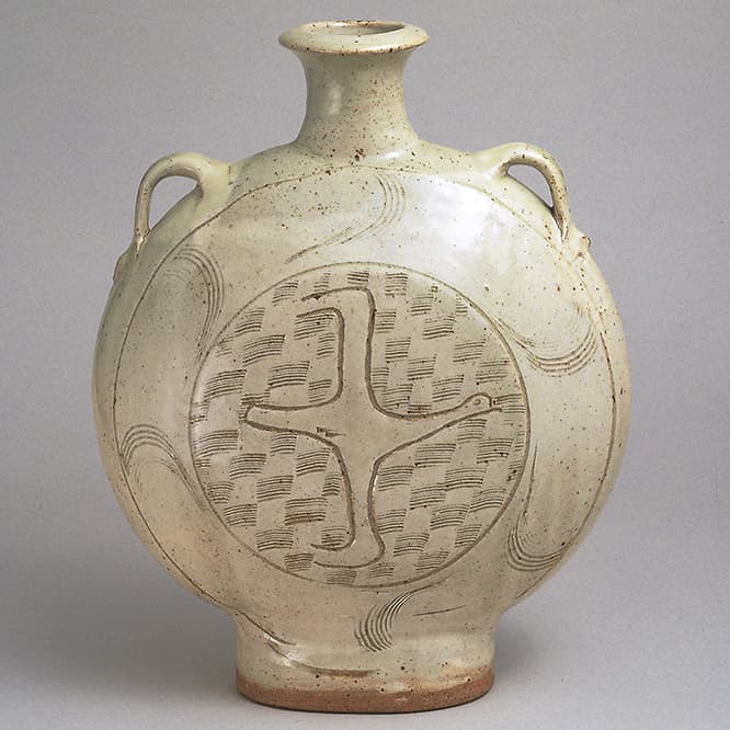 《彫絵飛鳥文扁壺》1957-60年頃　アサヒビール大山崎山荘美術館蔵 ©The Bernard Leach Family.All rights reserved,DACS &amp; JASPAR 2019 G1654